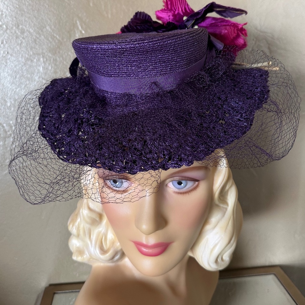 FABULOUS 1940s' PURPLE FEDORA/ "CROCHETED" BRIM + FABRIC FLOWERS & MATCHING VEIL - Picture 3 of 14